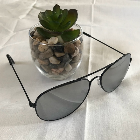 Last Pair!✨ Black Frame Aviator Mirror Sunglasses - Picture 2 of 5